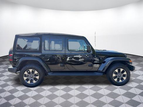 Used 2018 Jeep Wrangler Unlimited Sahara AWD/4WD image 8