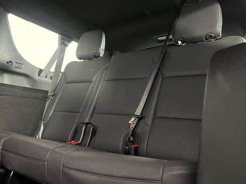 Used 2025 Chevrolet Suburban Z71 image 28