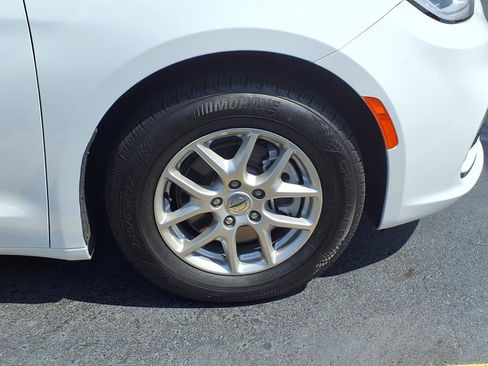 Used 2024 Chrysler Pacifica Touring-L FWD image 29