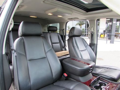 Used 2008 Cadillac Escalade AWD image 25