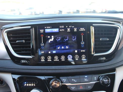 Used 2017 Chrysler Pacifica Platinum image 33