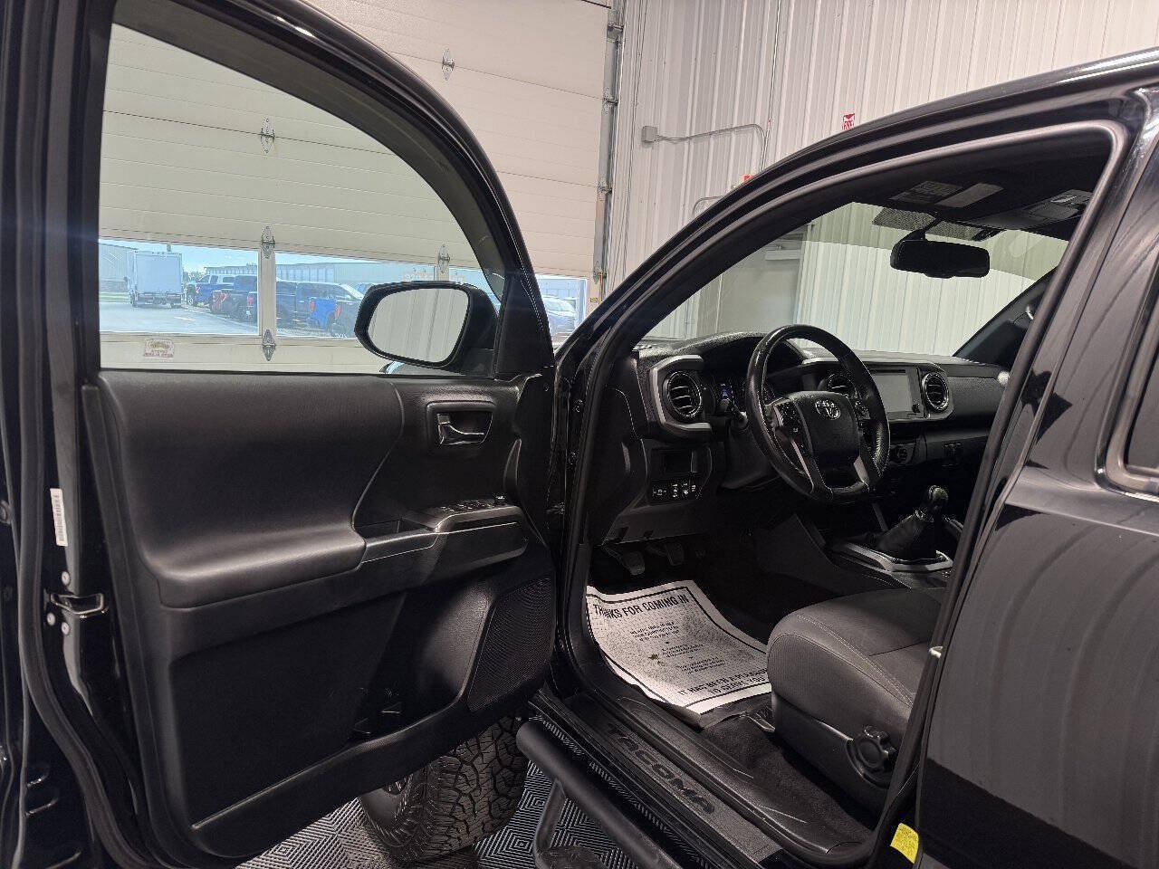 Used 2017 Toyota Tacoma TRD Sport w/ Tow Package AWD/4WD image 7