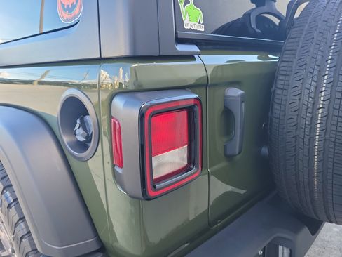 Used 2021 Jeep Wrangler Sport AWD/4WD image 9