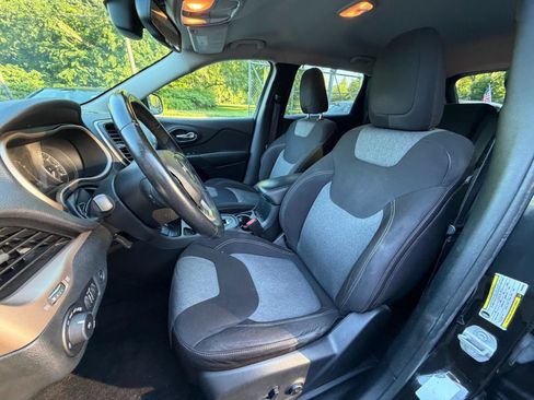 Used 2014 Jeep Cherokee Latitude w/ Comfort/Convenience Group FWD image 17