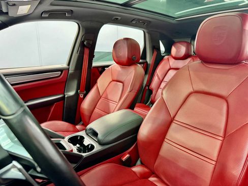 Used 2022 Porsche Cayenne Platinum Edition w/ Premium Package Plus image 11