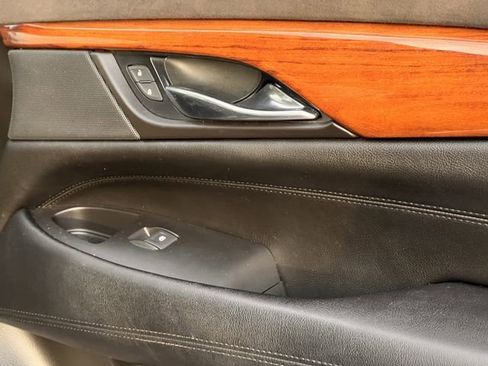 Used 2015 Cadillac Escalade Premium image 25