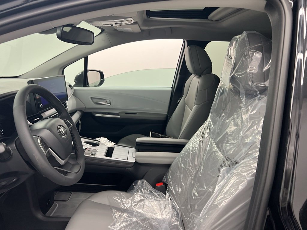 Used 2026 Toyota Sienna XLE FWD image 8