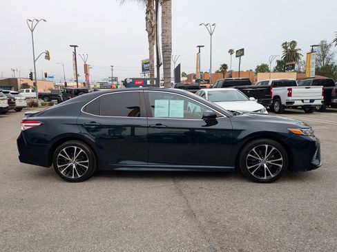 Used 2020 Toyota Camry SE image 4