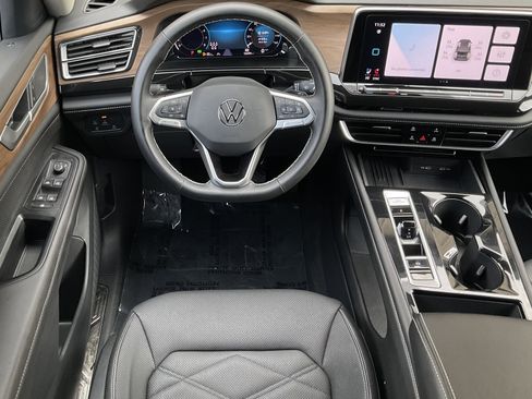 Used 2025 Volkswagen Atlas SE image 22