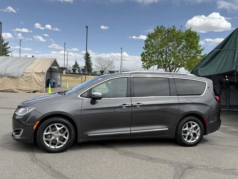 Used 2018 Chrysler Pacifica Limited w/ Advanced Safetytec Group FWD image 4
