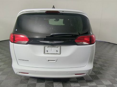 Used 2023 Chrysler Voyager LX image 6
