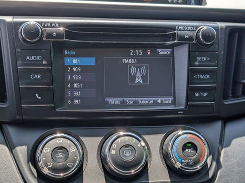 Used 2018 Toyota RAV4 LE AWD/4WD image 18