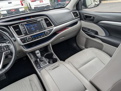 Used 2017 Toyota Highlander Plus AWD/4WD image 11
