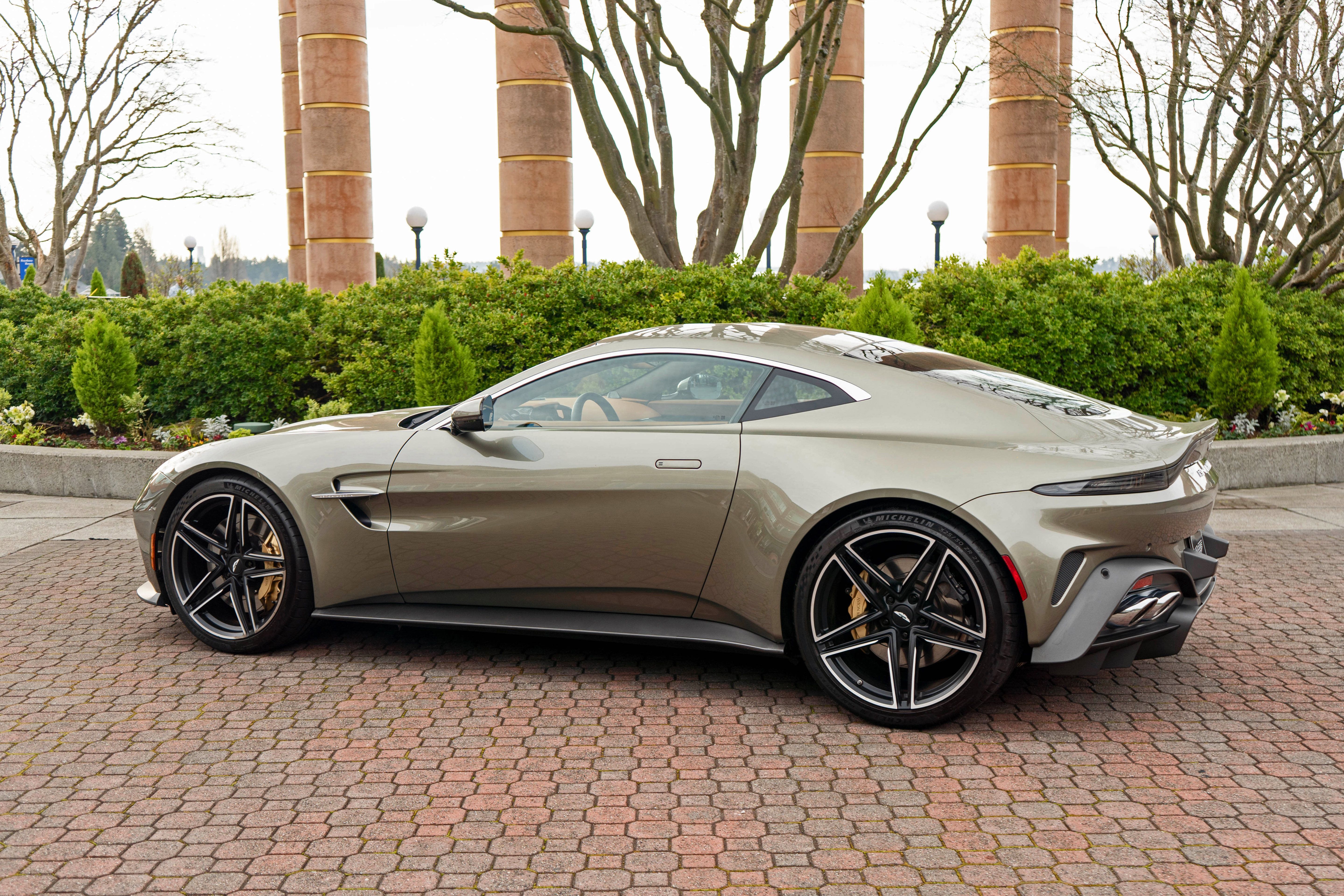 Used 2025 Aston Martin V8 Vantage Coupe RWD image 2