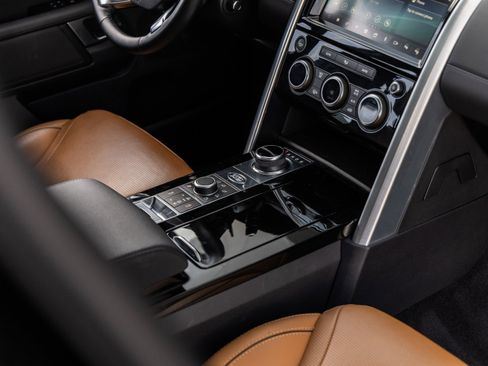 Used 2020 Land Rover Discovery HSE image 28