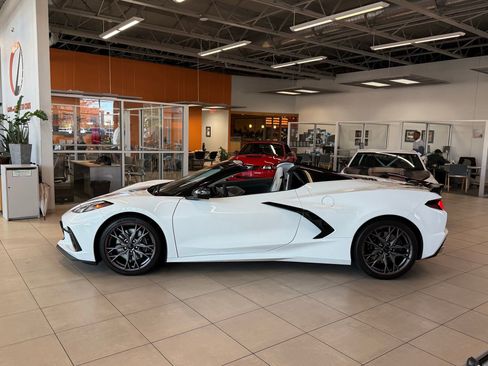Used 2024 Chevrolet Corvette Stingray Premium Conv w/ Z51 Performance Package image 2