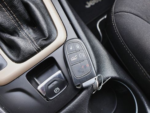 Used 2014 Jeep Cherokee Latitude w/ Comfort/Convenience Group image 27