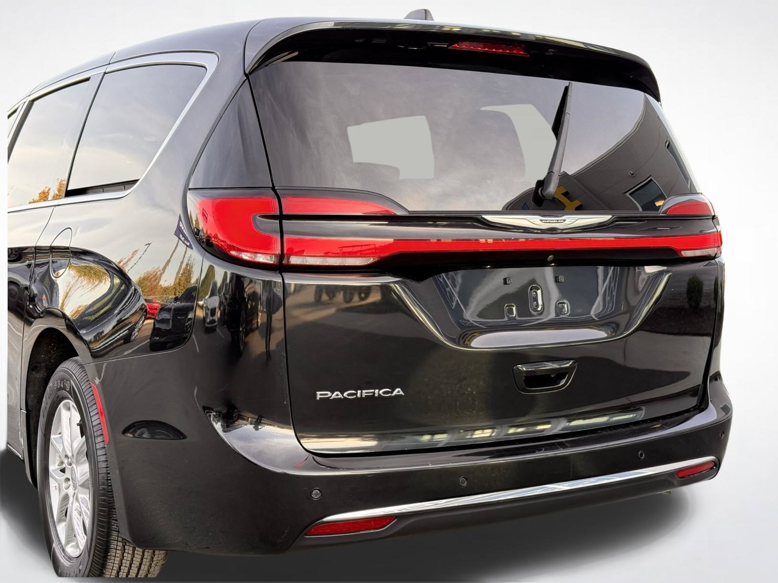 Used 2023 Chrysler Pacifica Touring-L FWD image 5