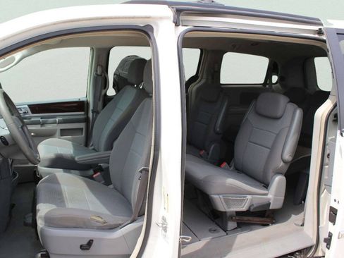 Used 2010 Chrysler Town & Country Touring FWD image 7