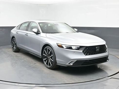 Used 2025 Honda Accord Touring image 2