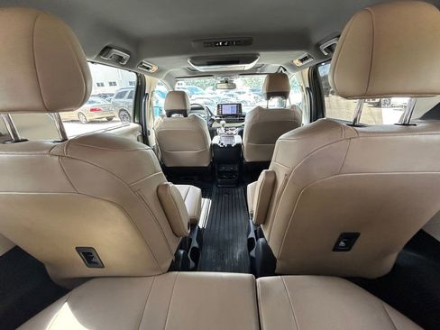 Used 2023 Toyota Sienna XLE w/ XLE Plus Package FWD image 16