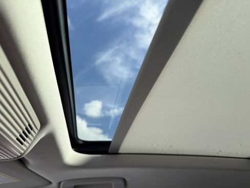 New 2026 Volkswagen Tiguan SE image 17