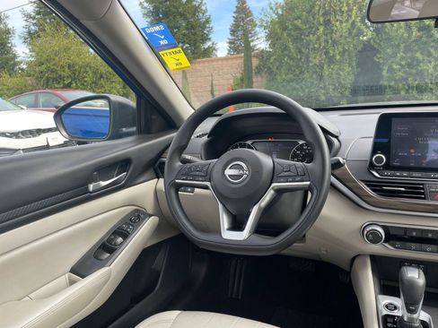Used 2025 Nissan Altima 2.5 SV image 34