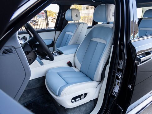 Used 2025 Rolls-Royce Cullinan image 32