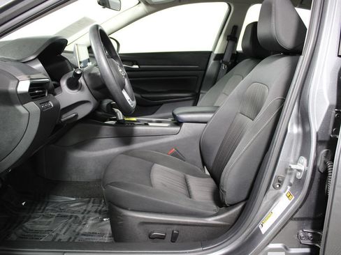 Used 2025 Nissan Altima 2.5 SV FWD image 13