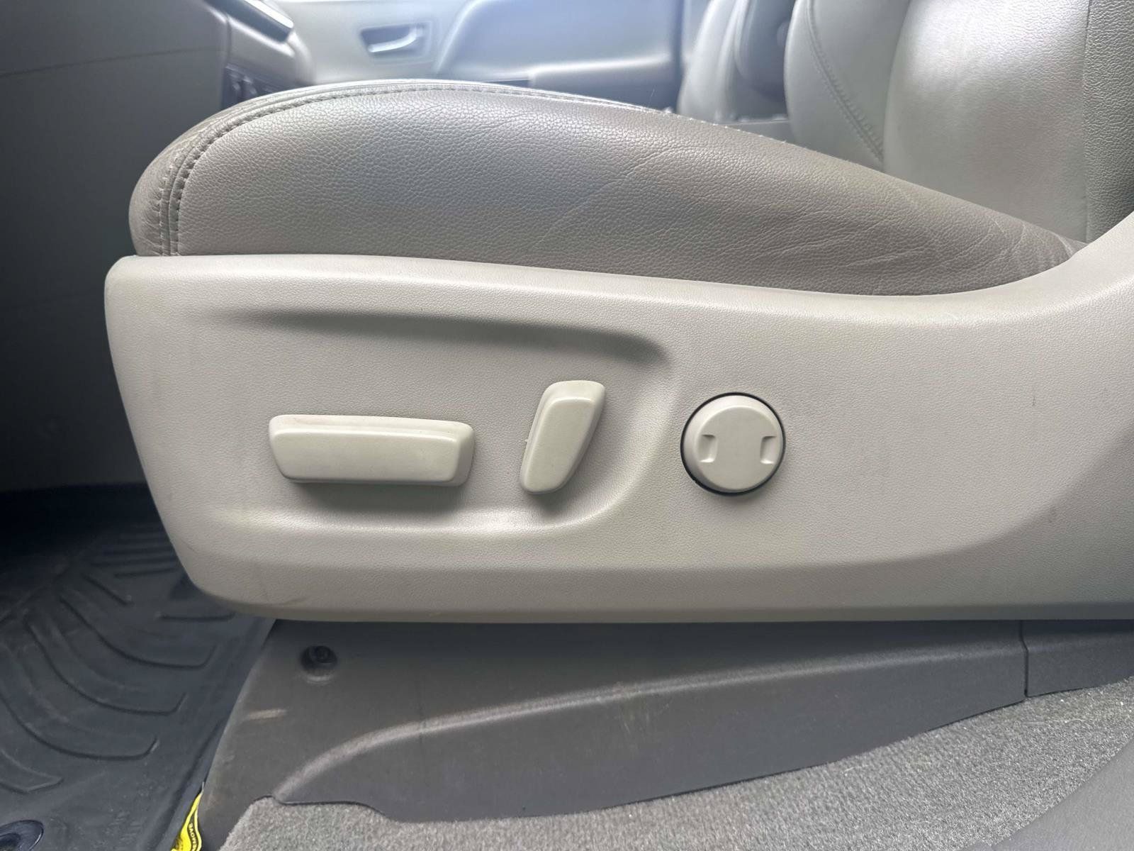 Used 2019 Toyota Sienna XLE w/ XLE Navigation Package FWD image 16
