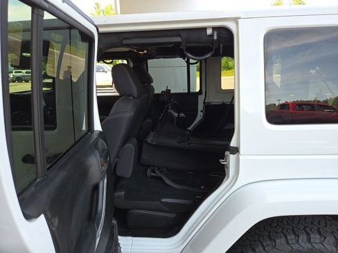 Used 2015 Jeep Wrangler Unlimited Sahara w/ Connectivity Group AWD/4WD image 28