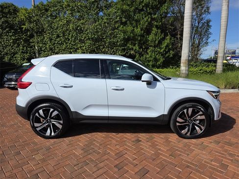 Used 2024 Volvo XC40 B5 Plus image 3