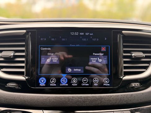 Used 2017 Chrysler Pacifica Touring-L FWD image 39