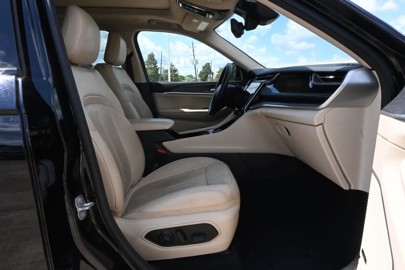 Used 2022 Jeep Grand Cherokee Limited w/ Luxury Tech Group II RWD image 24
