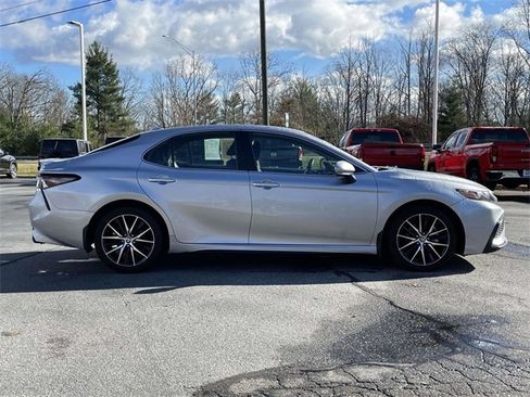 Used 2023 Toyota Camry SE image 6