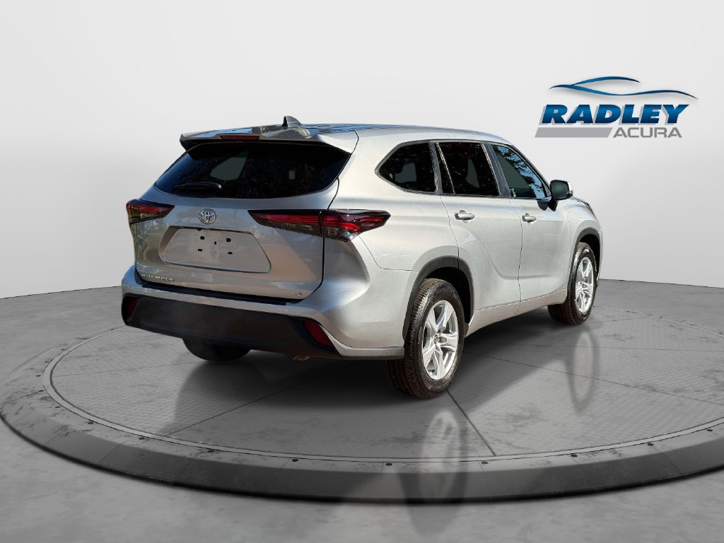 Used 2025 Toyota Highlander LE FWD image 7