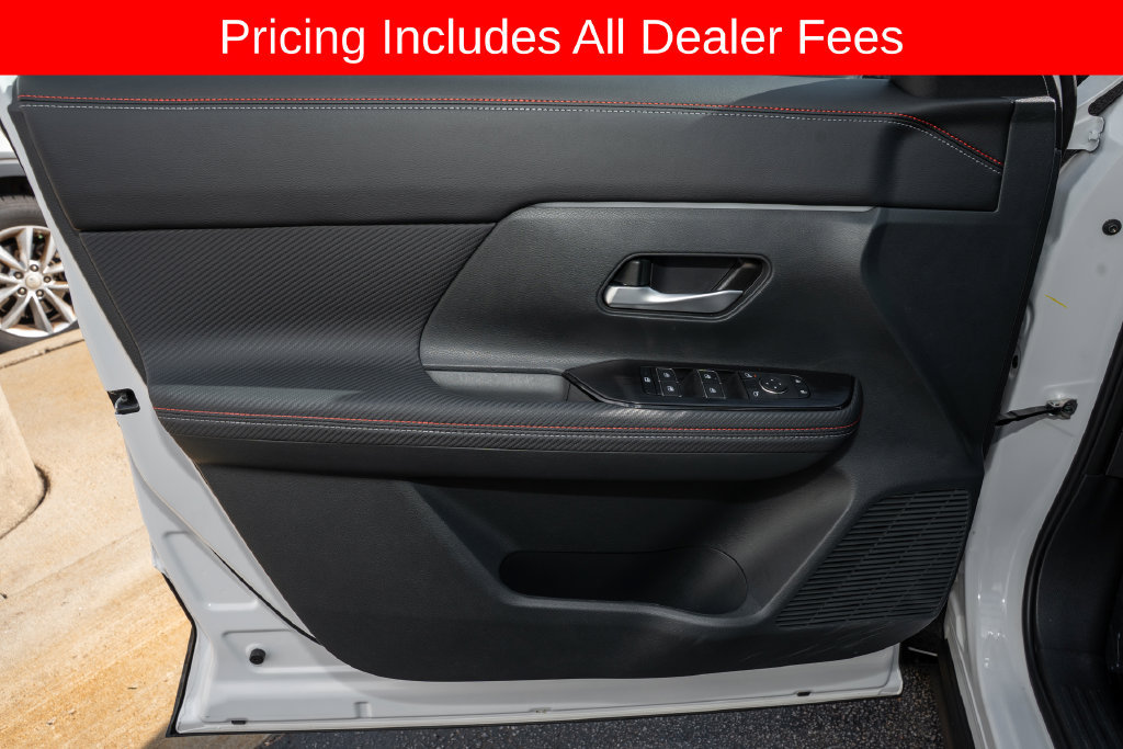 Used 2025 Nissan Kicks SR AWD/4WD image 11