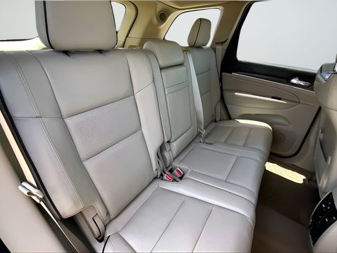 Used 2020 Jeep Grand Cherokee Overland AWD/4WD image 22