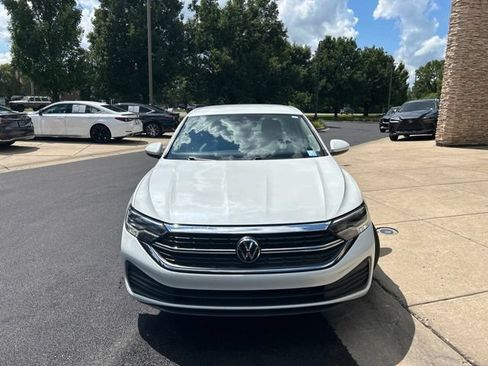 Used 2023 Volkswagen Jetta SE FWD image 2