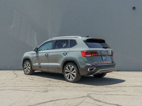 Used 2023 Volkswagen Taos SE w/ Panoramic Sunroof Package AWD/4WD image 3