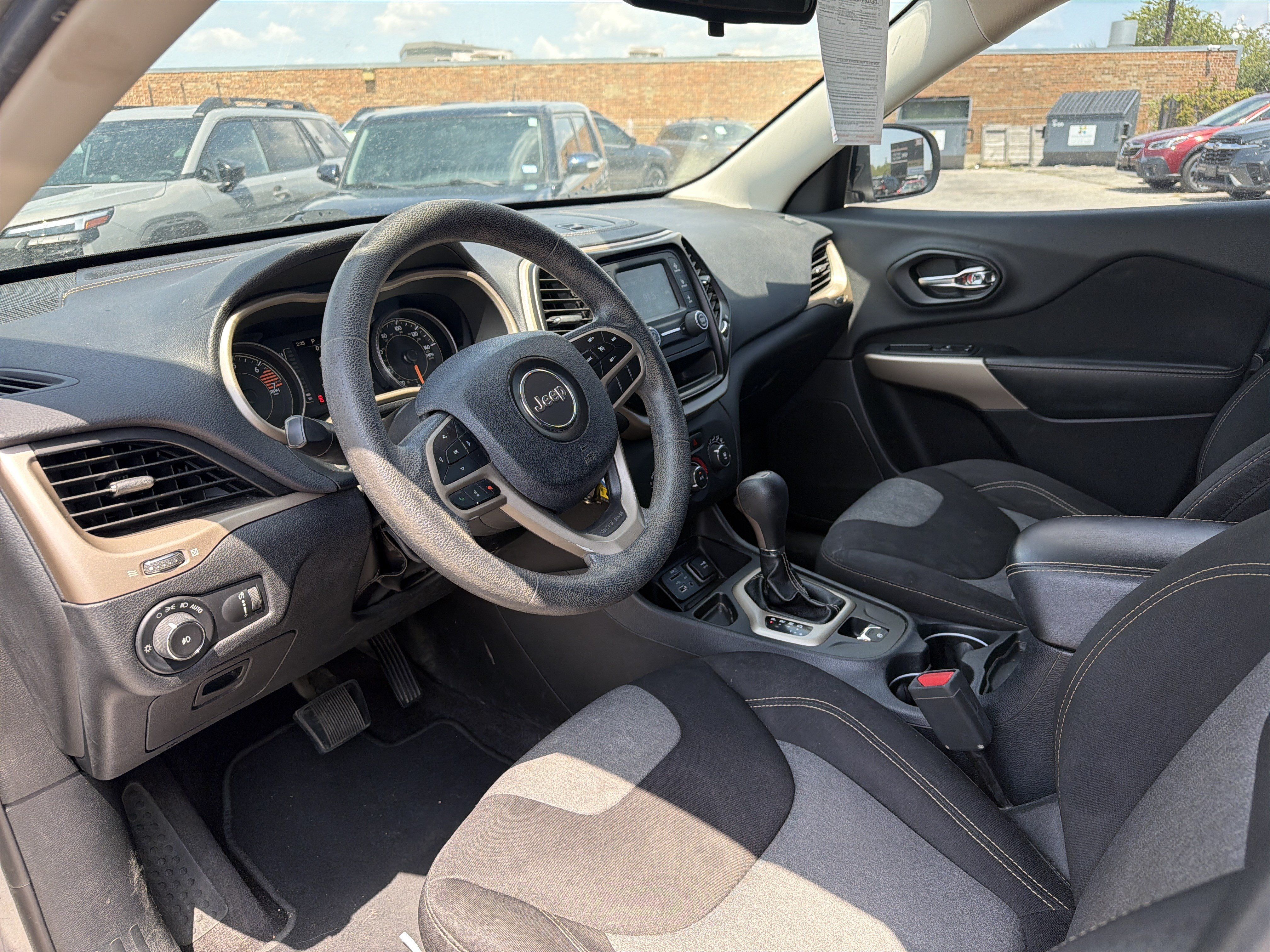 Used 2018 Jeep Cherokee Latitude FWD image 22