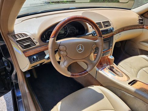 Used 2009 Mercedes-Benz E 350 4MATIC Sedan image 10