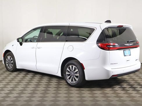 Used 2024 Chrysler Pacifica Limited FWD image 10
