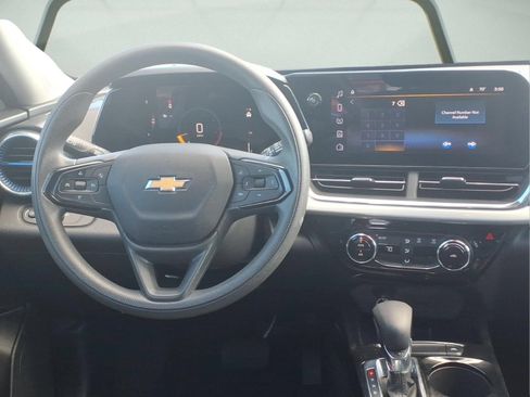 Used 2025 Chevrolet Trax LT FWD image 10