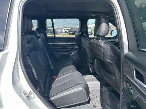 Used 2023 Jeep Grand Cherokee Overland AWD/4WD image 17