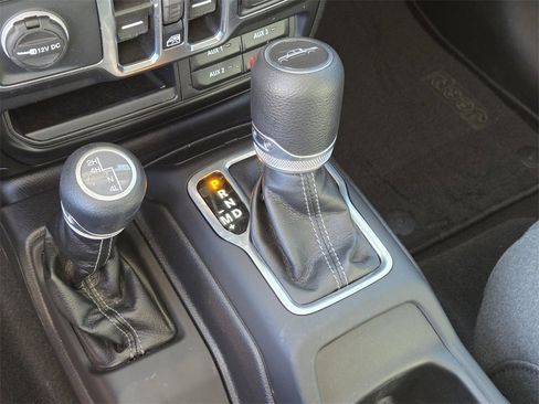 Used 2025 Jeep Gladiator Sport image 15