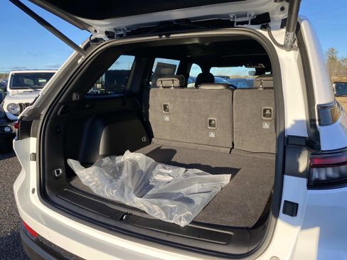 New 2025 Jeep Grand Cherokee Laredo image 5