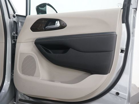 Used 2024 Chrysler Pacifica Limited image 9