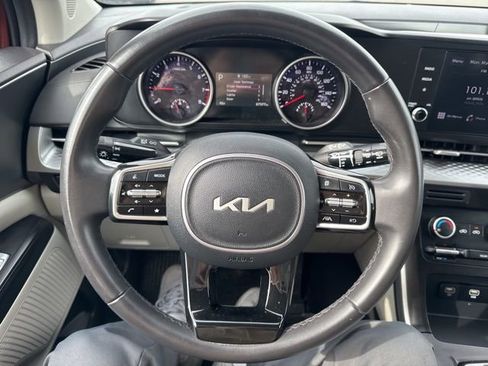 Used 2024 Kia Carnival LX image 16