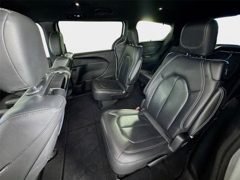 Used 2021 Chrysler Pacifica Touring-L w/ Uconnect Theater Family Group FWD image 21